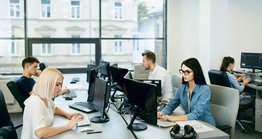 Mitarbeiter arbeiten im Office einer IT Firma Mitarbeiter arbeiten im Office einer IT Firma