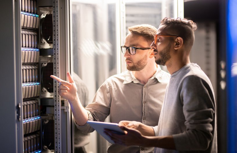 2 Männer reden gemeinsam im Serverraum 2 Männer reden gemeinsam im Serverraum